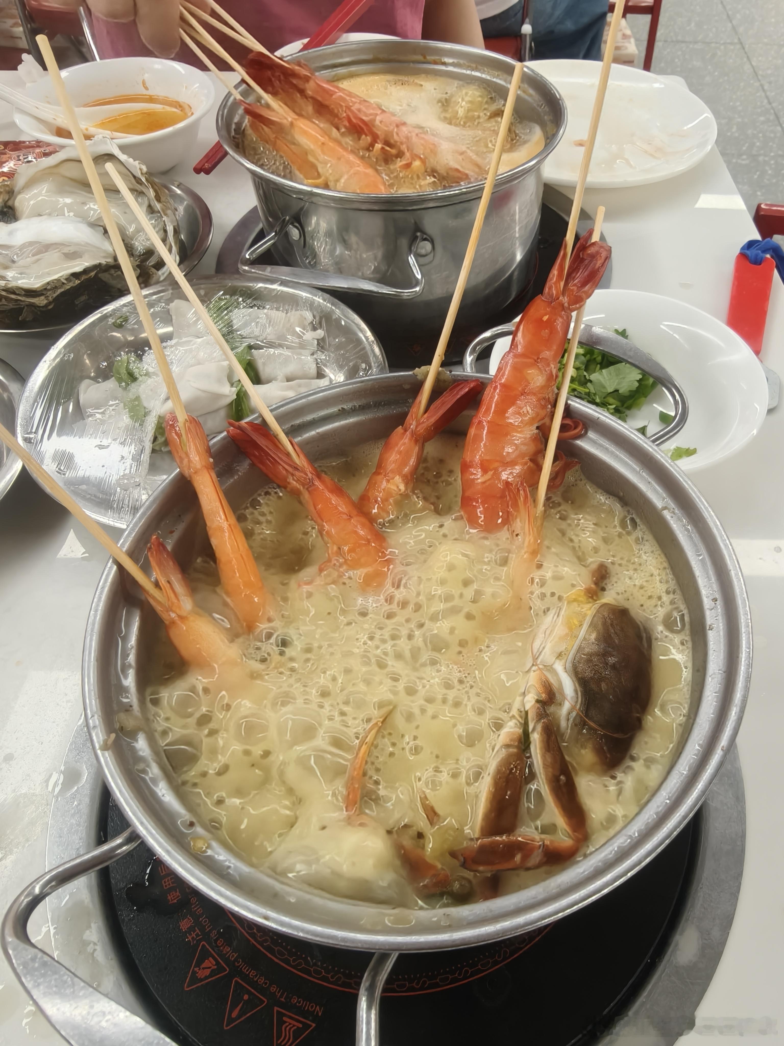 排了一个小时队终于吃上了朱富贵海鲜火锅，强烈推荐，海鲜很新鲜，味道不错，而且也不
