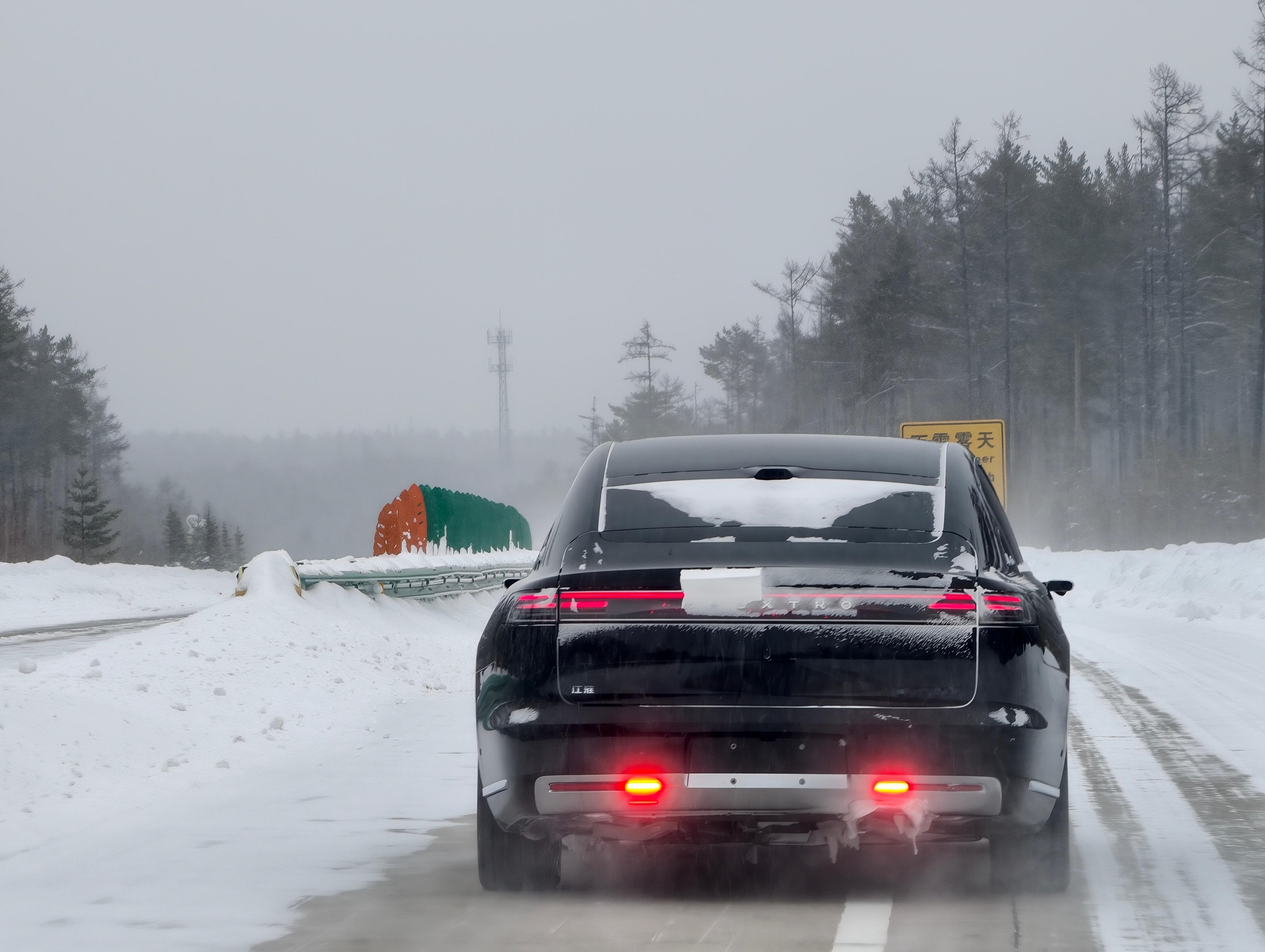 去北极村的路上遇到两尊界S800，应该是在冬测电子外后视镜的确实更好看尊是真的尊