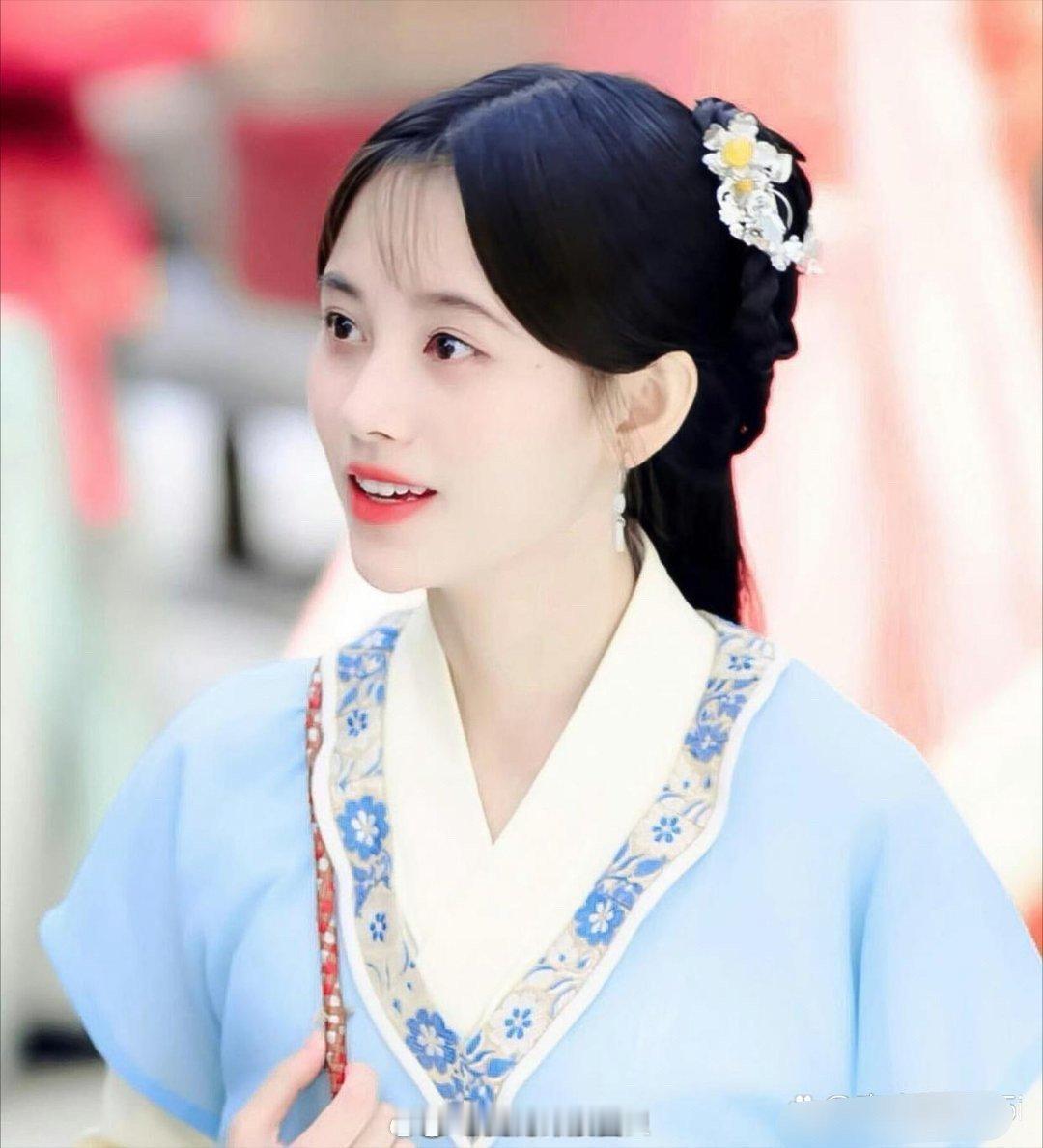 以前的鞠婧祎妆容比现在干净多了，反倒是现在越来越浓，古装剧真的需要化这么浓的妆吗