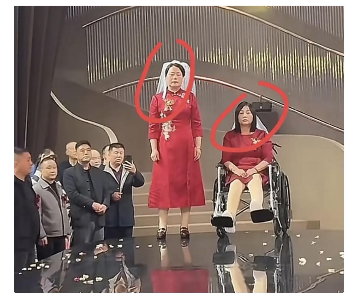 有人说，演不下去了，解清帅和王正正大婚，两亲家母全程拉着个脸，一看就是婚礼那