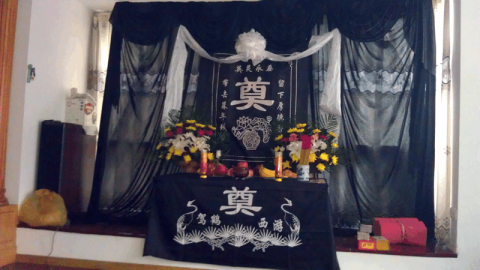 反正跪在那守灵也是给外人 他们三人赶紧来到灵堂,发现声音是从棺材中