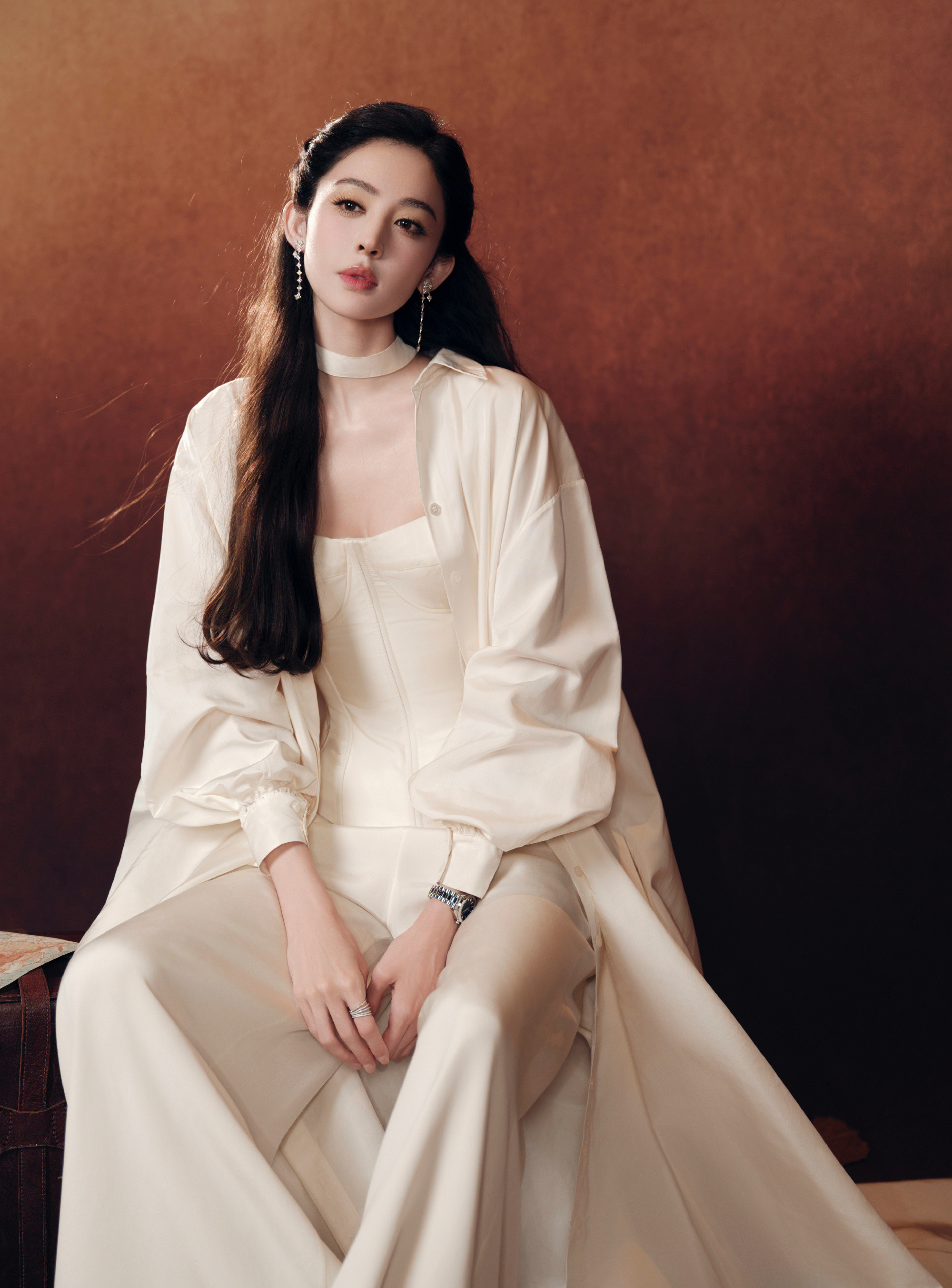 娜扎，纯色唯美，拥抱秋日独有的浪漫。娜扎