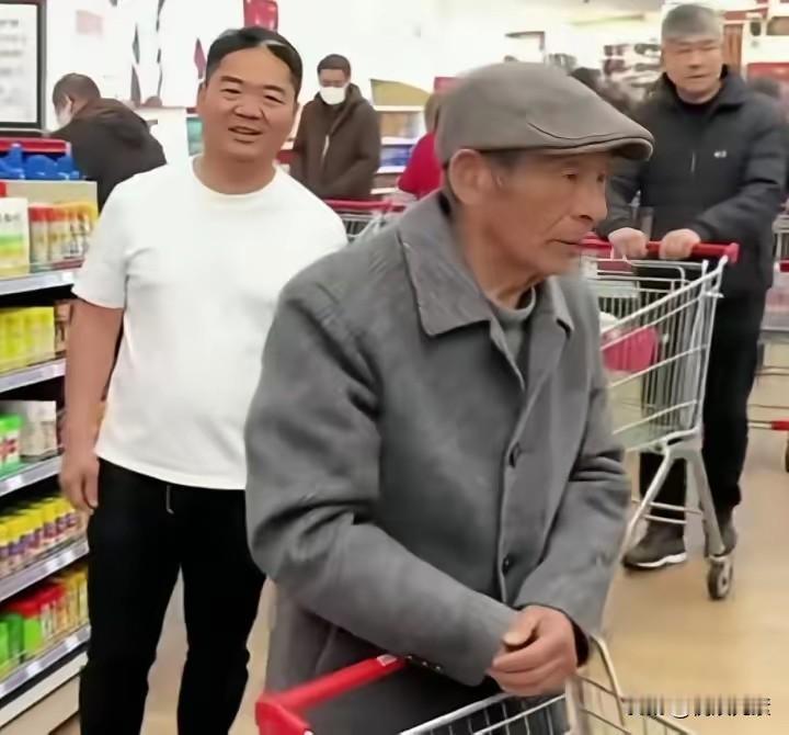 京东总裁刘强东陪老父亲逛超市，刘爸爸衣着很朴素，东看看，西瞧瞧。难怪强哥的事