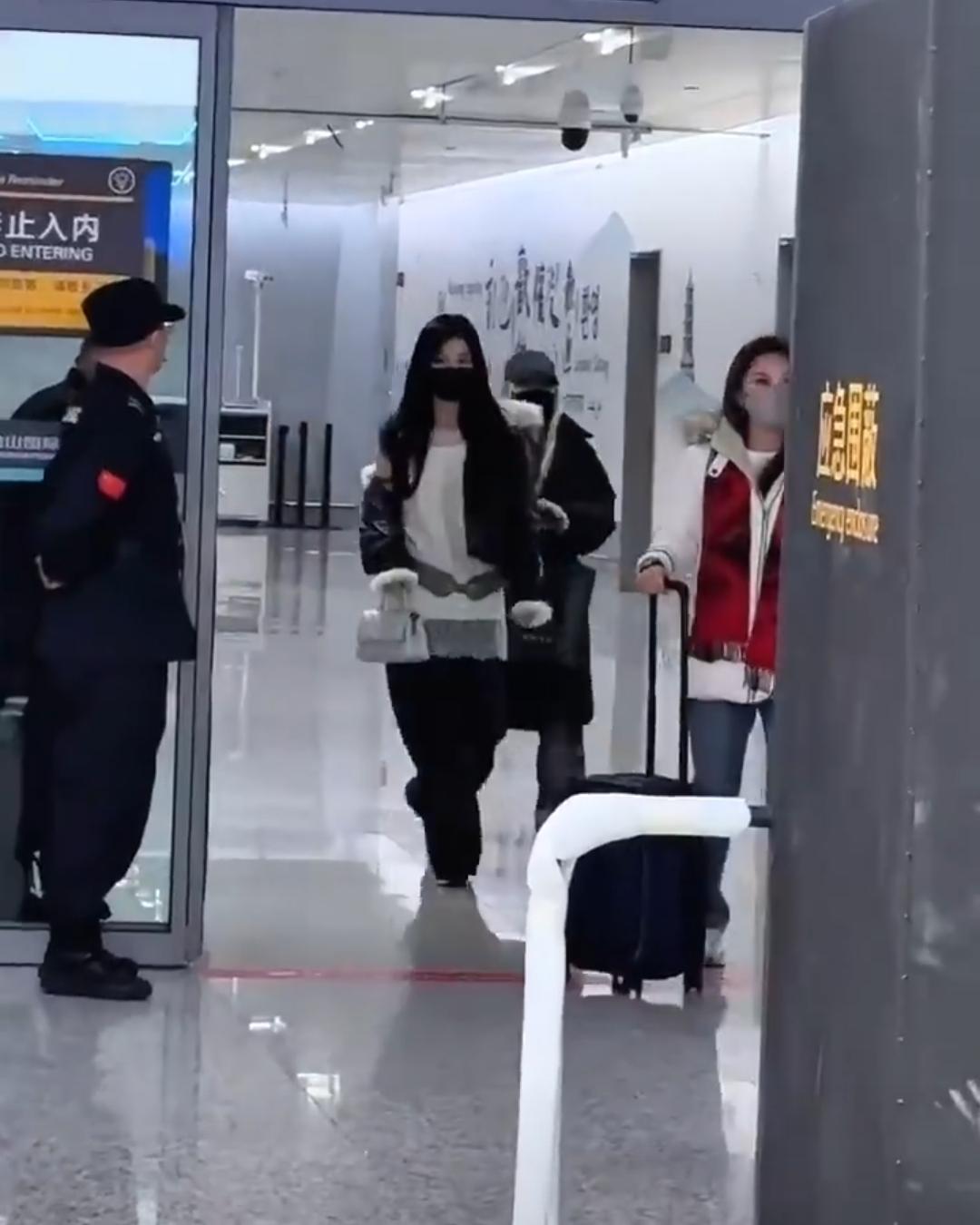 虞书欣这衣服穿的个性啊，机场大冬天露着半拉肩膀。一开始我还以为是故意这么设计的