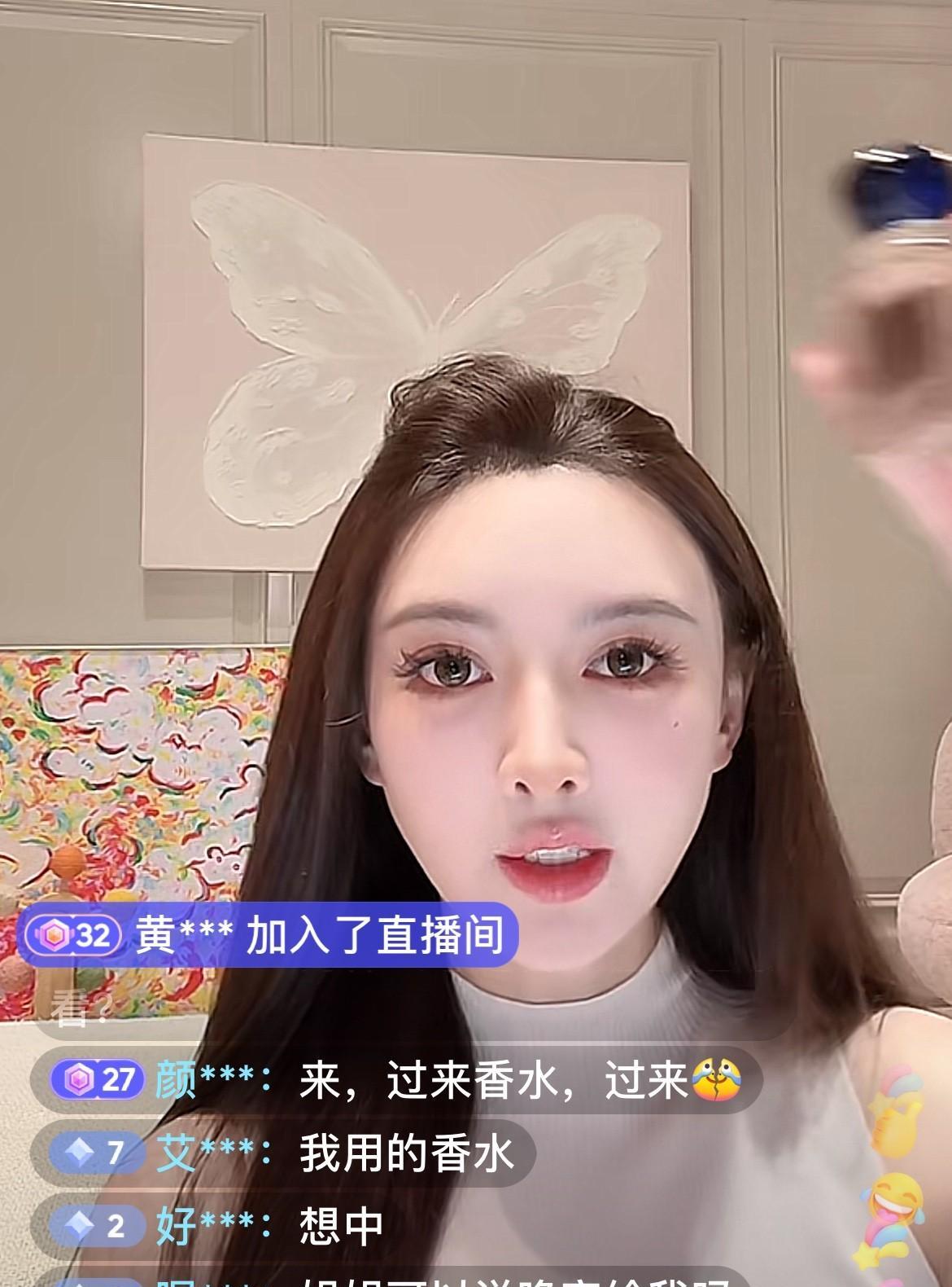 7月25日晚上十点，黄晓明女友叶珂出现在直播间，叶珂今晚上就是聊天，不卖货，可是