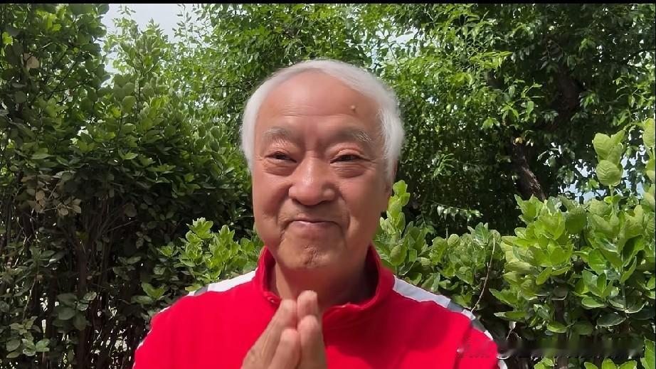 你能认出这位红衣白发的老者是谁吗？他就是著名相声演员牛群，他怎么老成这个样子了？