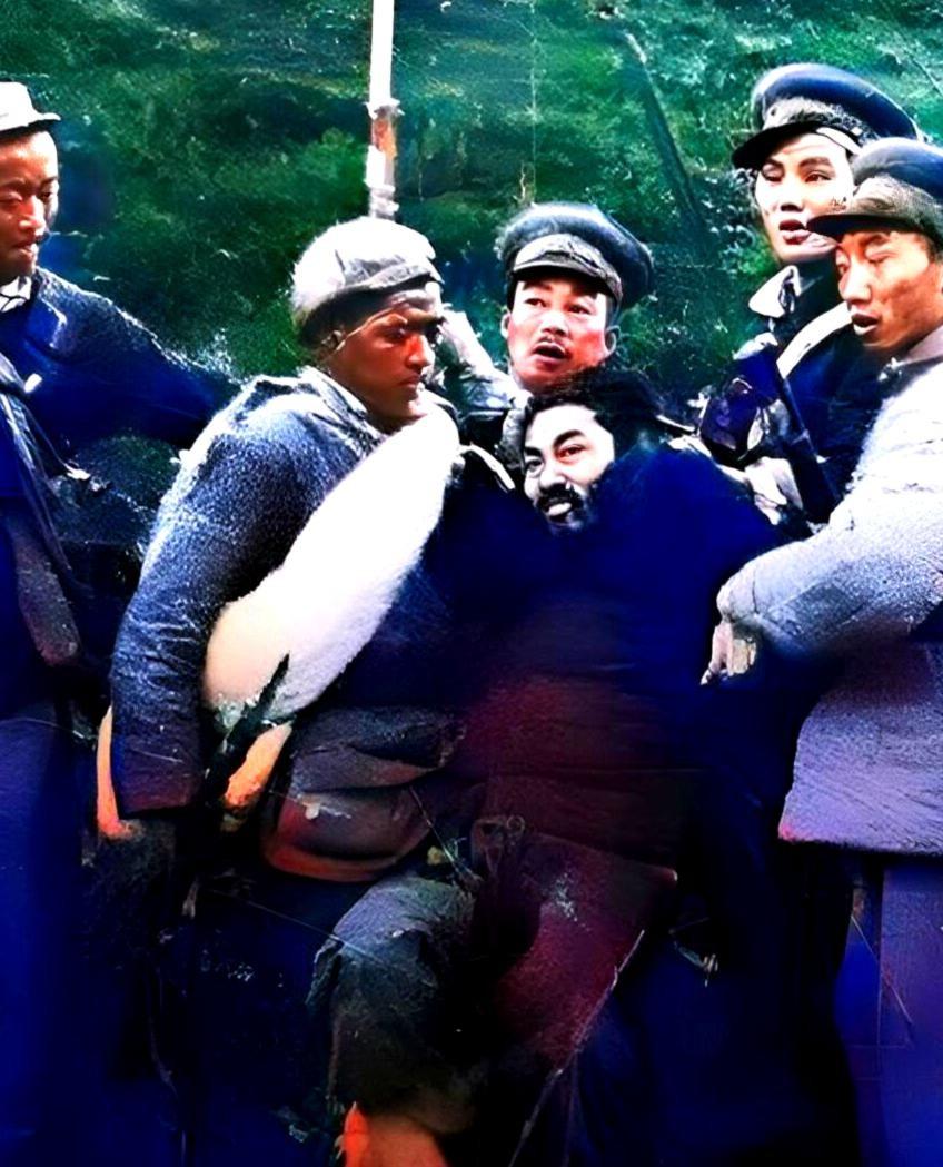 1950年，悍匪刘子良藏身于尼姑庵中，解放军展开严密搜查却一无所获，正欲撤离之际
