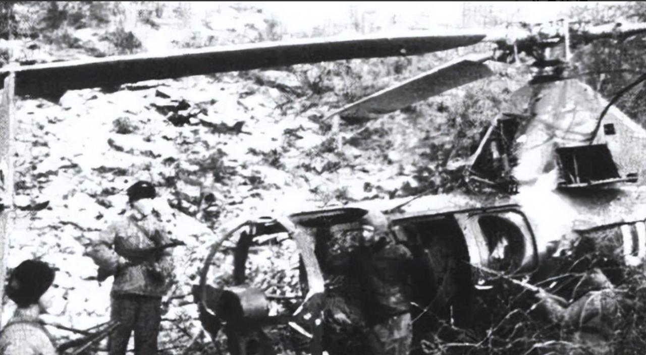1951年，两名志愿军炊事员野外送饭，忽见一架美军直升机正悄悄落地。一人压低声音