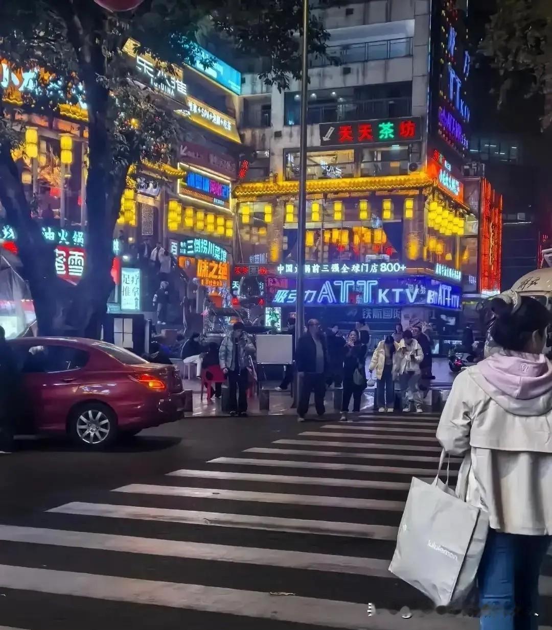 这事儿看得人血压飙升。女生在KTV玩游戏输了，大半夜打电话喊男同事来“救场”。前