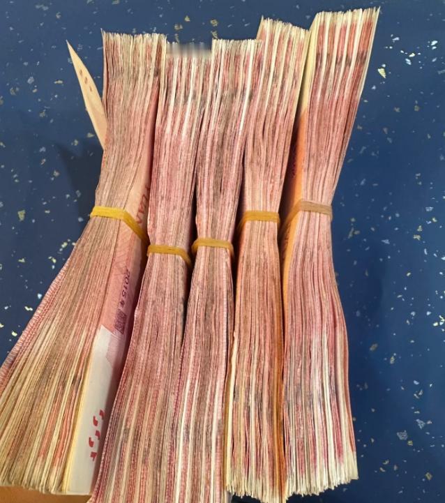 我今年60多岁，今天做了一件以前一直觉得没必要做的事：把家里的存款情况，彻彻底底
