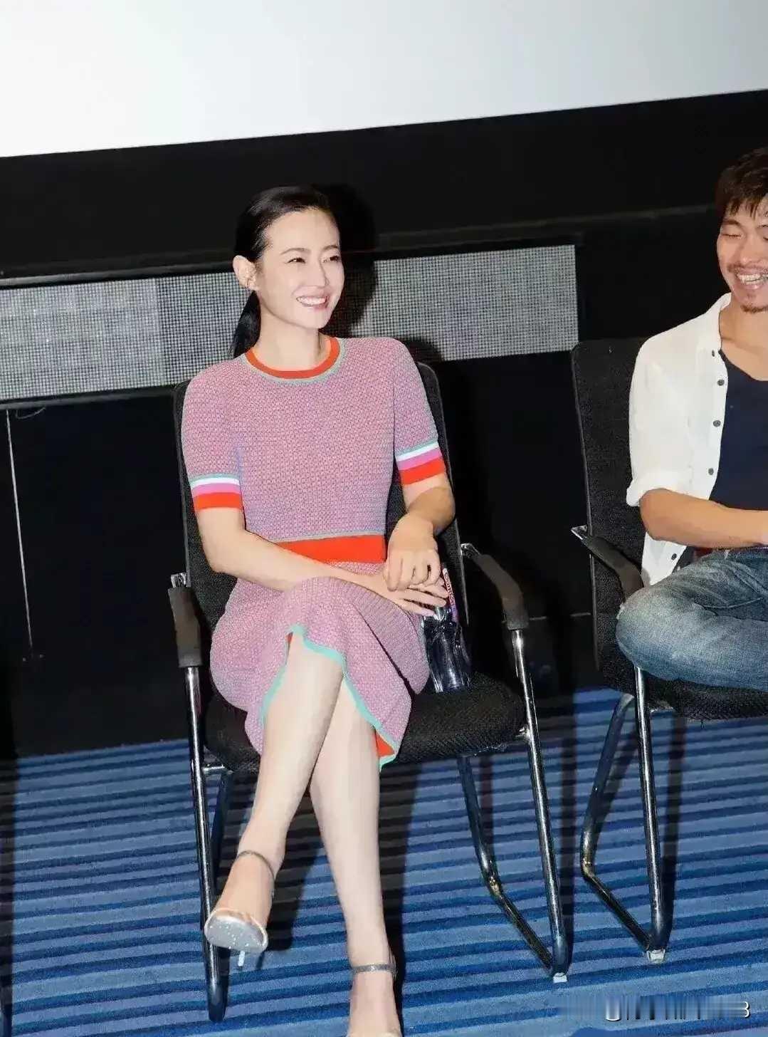 她好美啊，坐在那里比许晴看起来都有气质，是一个特别耐看的女演员。一身浅粉的连衣裙