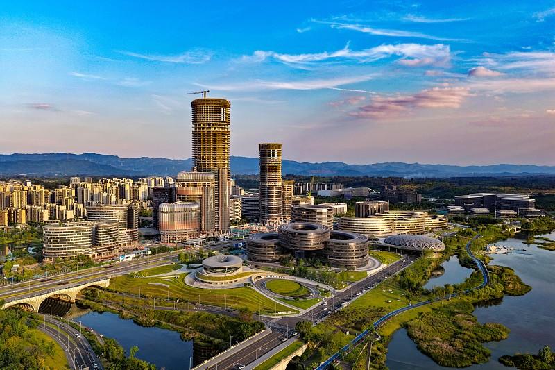 说成都建超高层地标能不能吸引更多企业，其实得先捋清楚时间线，中海天府中心这栋48