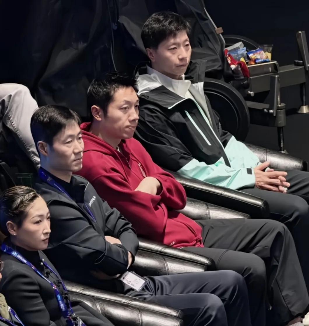王楚钦说，前辈坐镇，底气更足。国乒男团大比分3：0胜澳大利亚男团，这也是国
