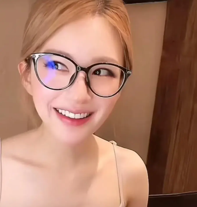 赵露思现在每天直播，不带货，不开打赏，直播到嗓子沙哑的原因就2个。1、她很清