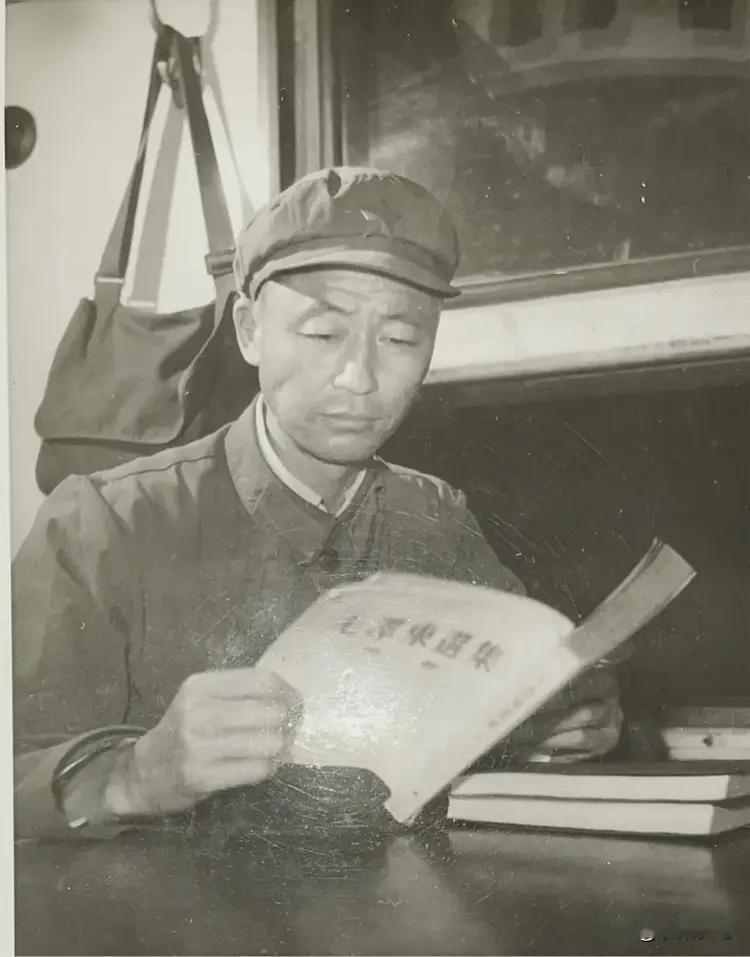 卫小堂，1927年生于山西晋城市泽州县山河镇贫苦农家，8岁起给地主放羊，常年扔石