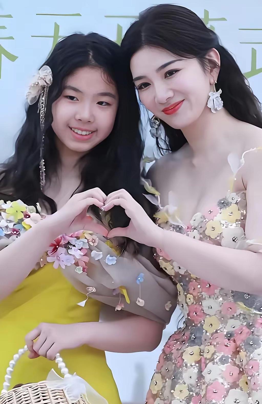 黄奕的女儿黄芊玲和她的长相看起来差距还挺大。黄奕年轻时是荧幕女神，饰演的李玉