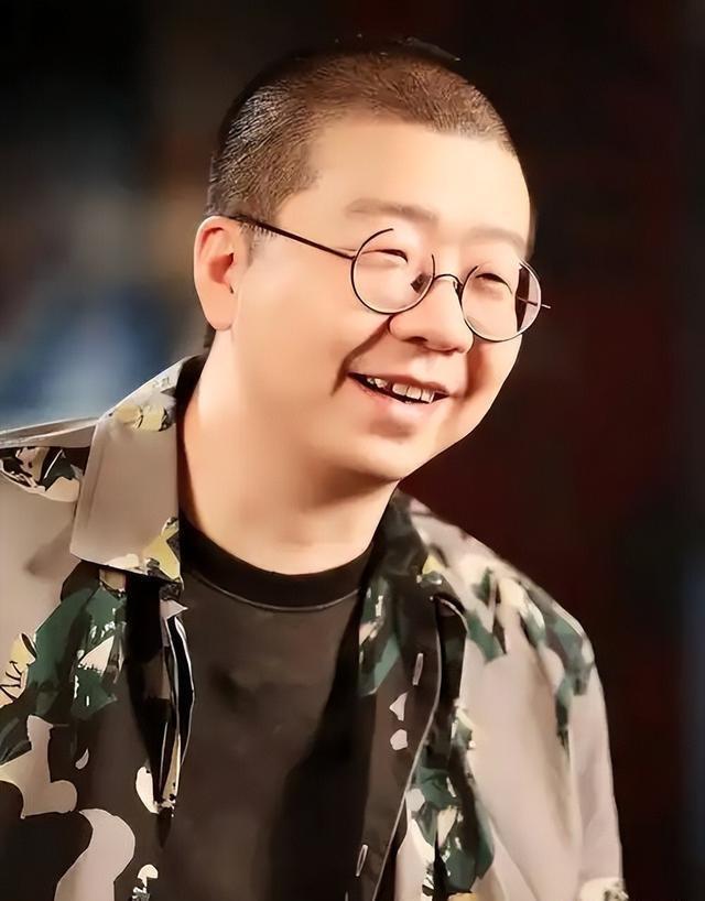 李诞欧洲游后才明白，出国一趟才发现祖国把人惯得太舒服，所有滤镜都碎了