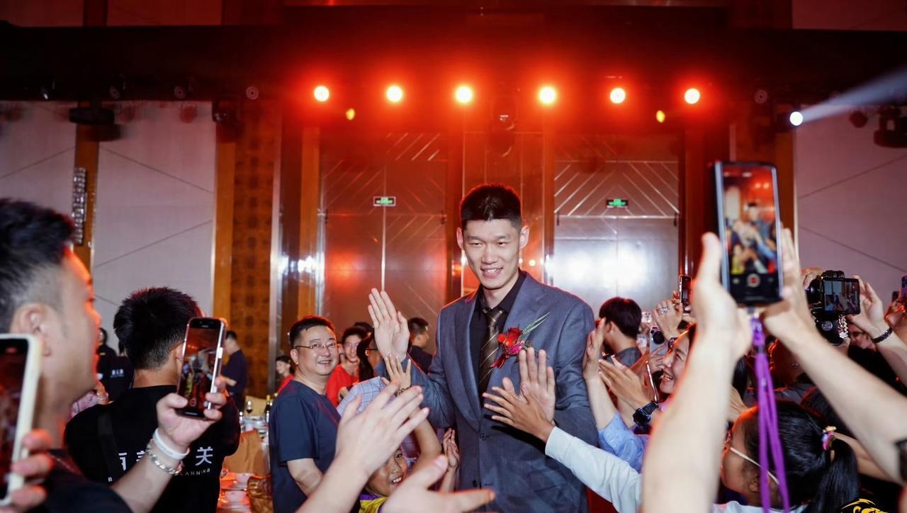 浙江广厦男篮举办夺冠庆典，到处是浓浓温馨和满满情意！5月23日晚，浙江广厦男篮