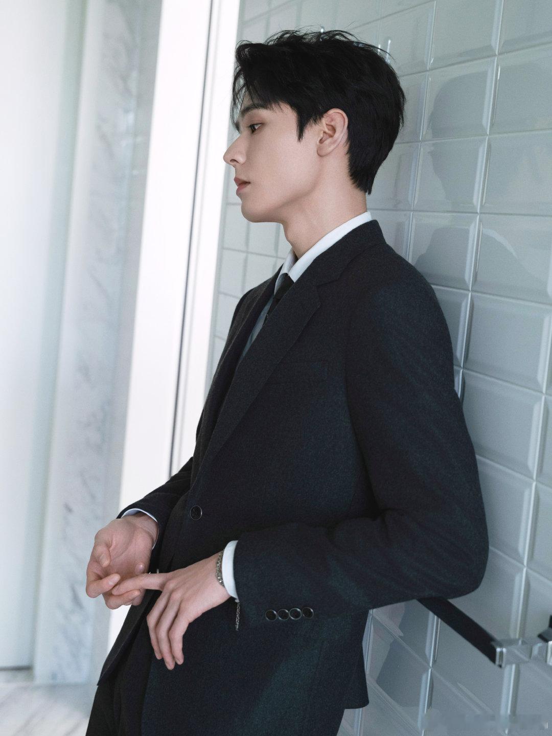 自然堂与龚俊实力共赴塑造角色时总能抓住核心特质，无论是阳光少年还是沉稳硬汉，都