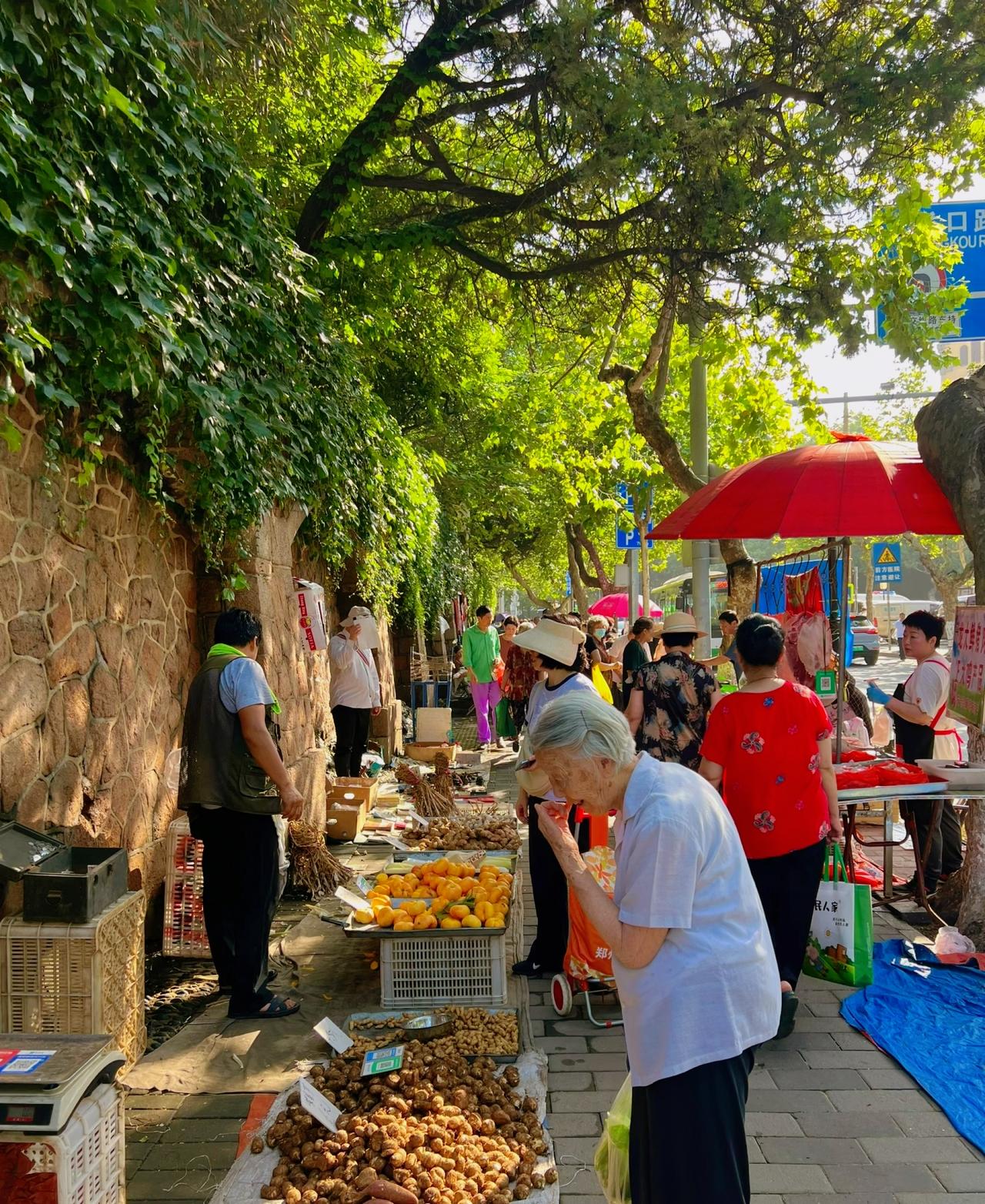 刘震云：）人生百味，酸甜苦辣咸，尝尽人生百味，宫商角徴羽，奏出世间沧桑人