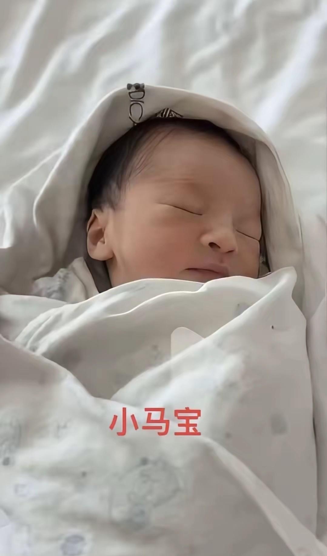 你有没有想过，汪小菲凭什么天天霸占热搜？三个亲生孩子，越长越像他，这才是他砸不