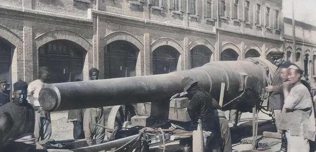 1900年，八国联军打进北京城后，无意间打开了清军的武器装备库，眼前的一幕令他们