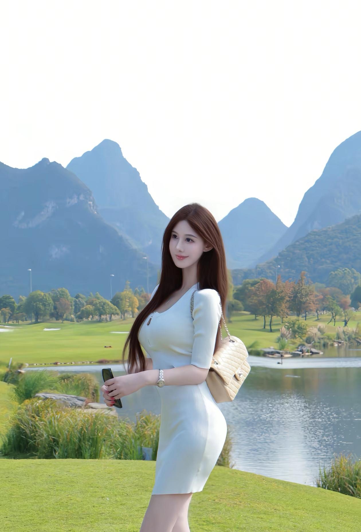 在山湖间漫步，享受宁静与美丽。🌿💃🏻