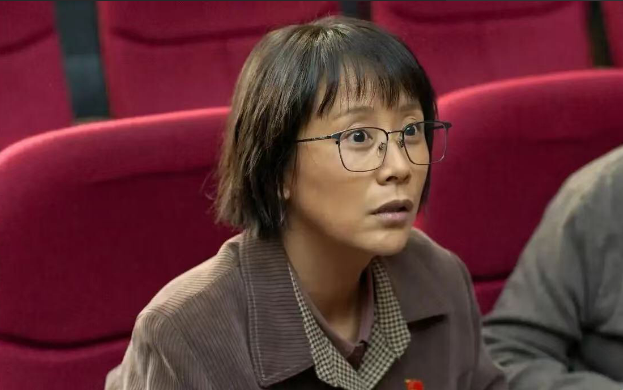 难怪今年海清没来白玉兰晚会，万万没想到两人出演同一个角色，她的演技却被宋佳狠