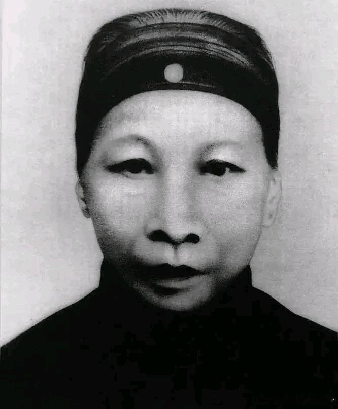 照片上的三位女子，分别是共和国三位伟人的母亲，如果不介绍的话，大家能够看出他们的