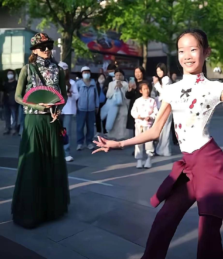 西湖偶遇杨丽萍！小女孩被当场点名跳舞，网友：差一步就被收徒了杭州西