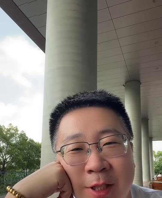 感觉一个时代真的要过去了。昨天晚上小米逾期发布，我看售价只要25万出头一点，这个
