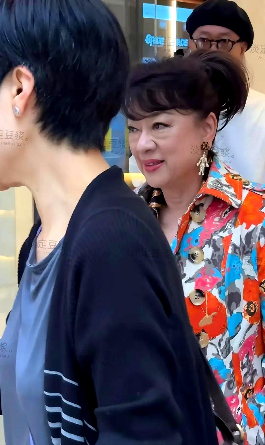 这是网友偶遇拍到的大明星，她在80年代可以说是家喻户晓，红得发紫。看她和刘晓庆