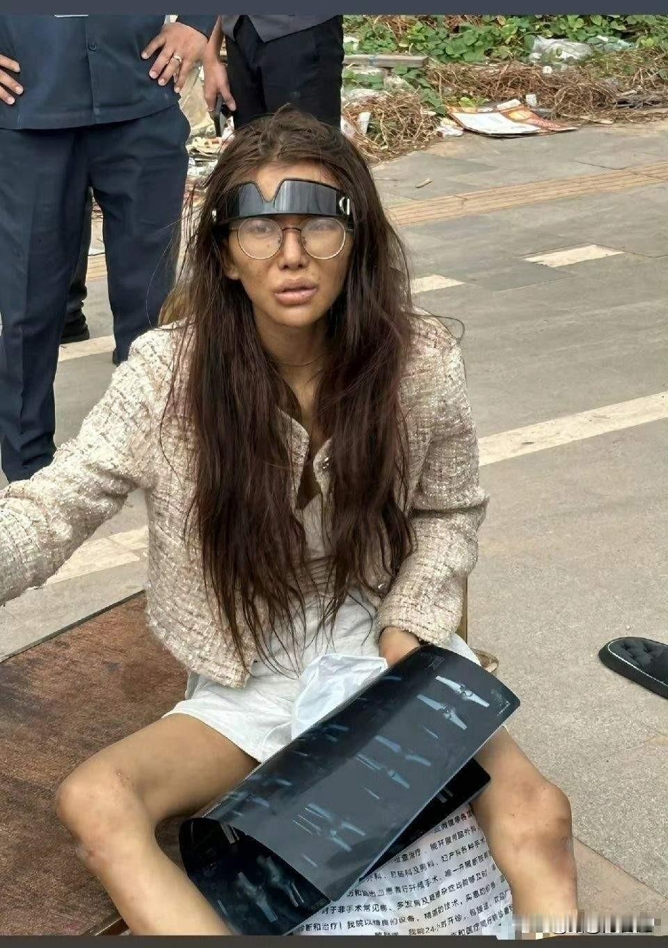 20岁网红女出国闯荡江湖，最后混到双腿骨折，流落街头。外边的世界多精彩，当心还有