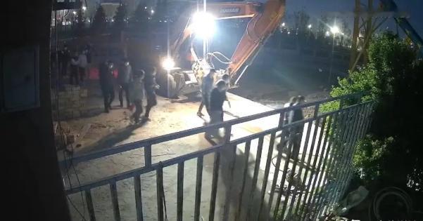 陕西西咸发生一起冲突事件：20多名拆迁人员驾驶四台机械，手持防爆盾、防爆叉、橡胶