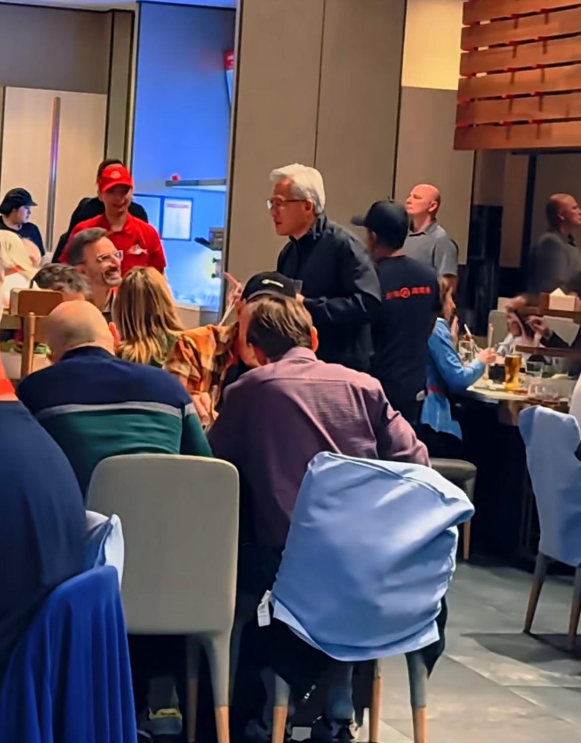 黄仁勋带高管吃海底捞近日，英伟达CEO黄仁勋带领高管在硅谷海底捞用餐。照