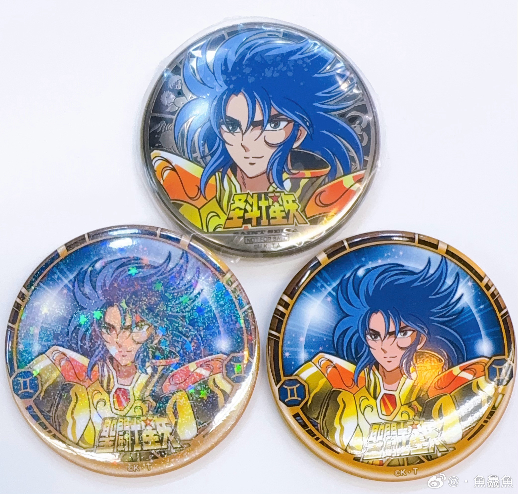 圣斗士星矢丨撒加IAGF黄金圣斗士特典吧唧&闪普吧唧对比​​​