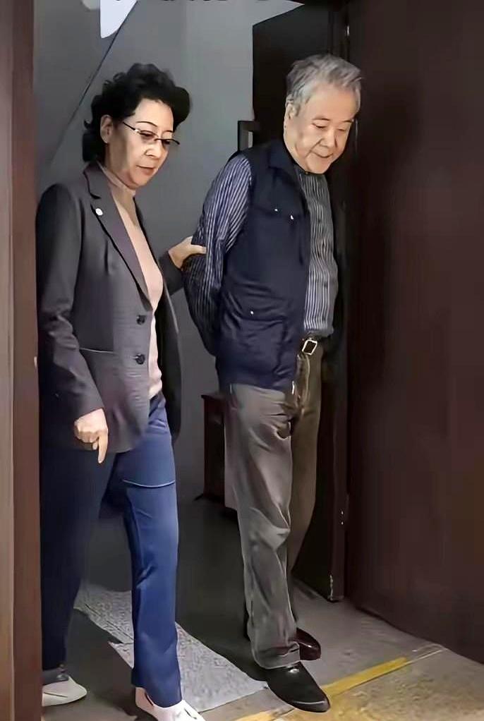 说实话，以前总觉得关牧村老师的长相有点特别，一查才知道，原来她是锡伯族，难怪气质