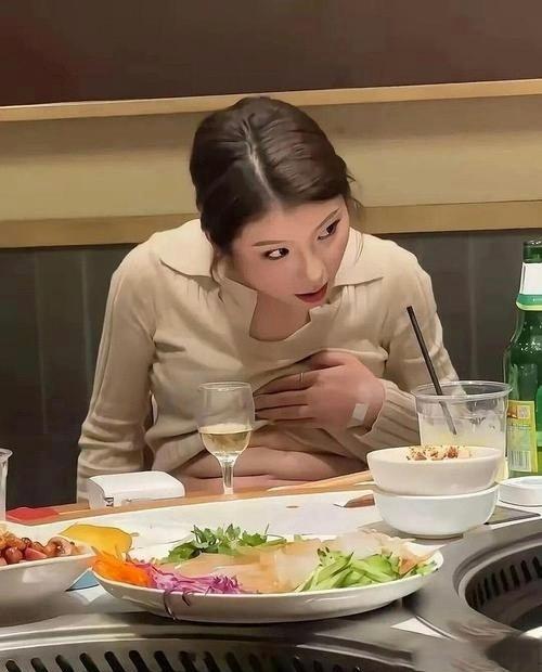 女同事给我秀了下六块腹肌，结果…笑不活了！