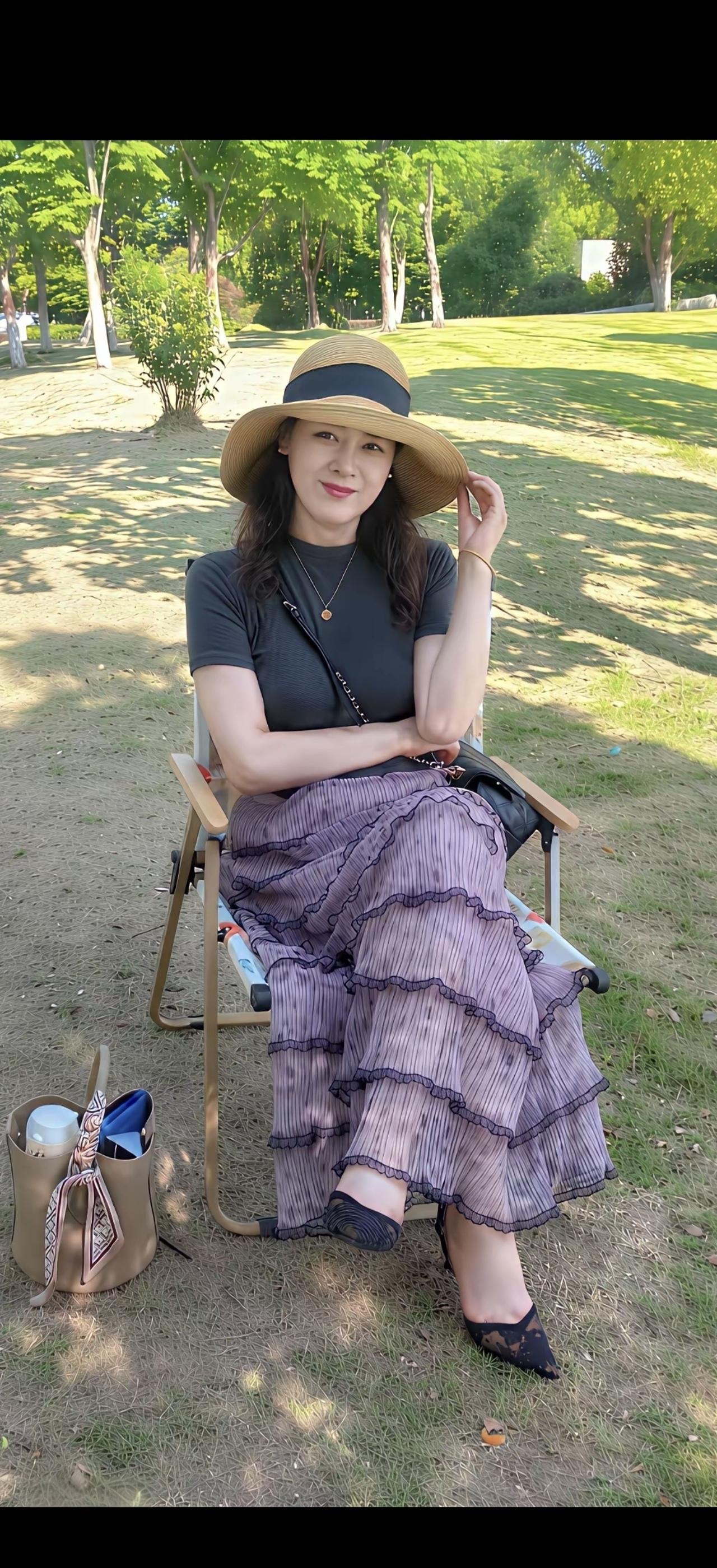 绿树阴中坐，清风拂面来。
