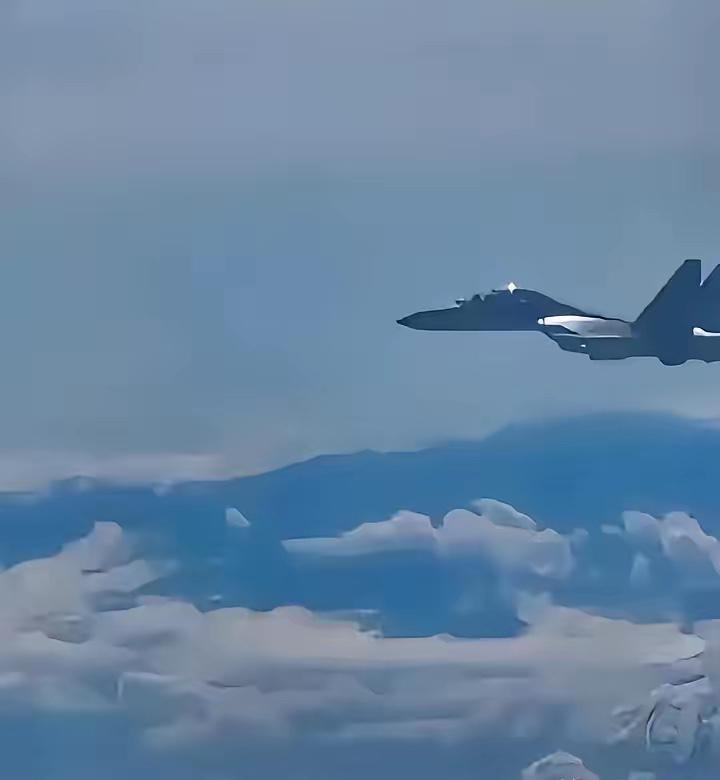 解放军这次不演了，直接掀翻台湾这张无理取闹的桌子！昨天上午，咱们解放军的飞机