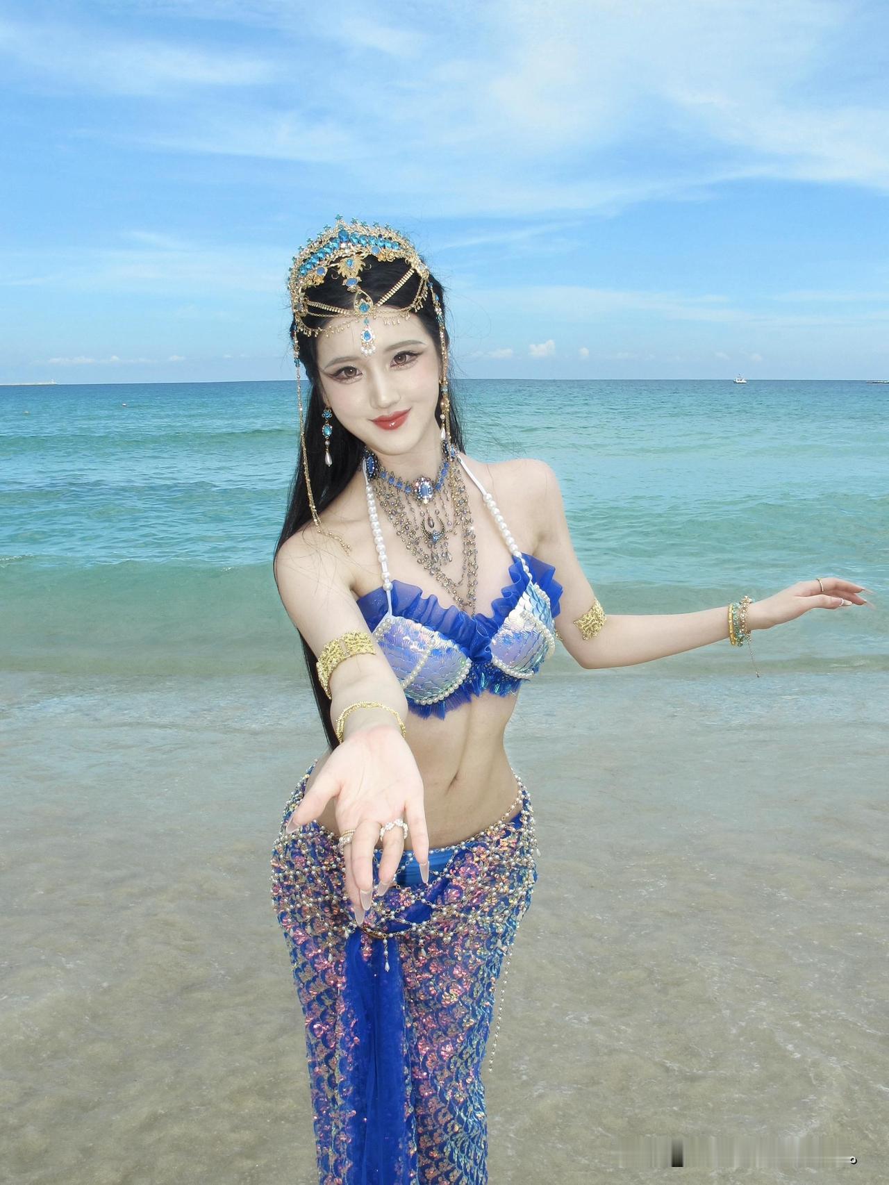 上岸的美人鱼🌊。沙滩上的小仙女
