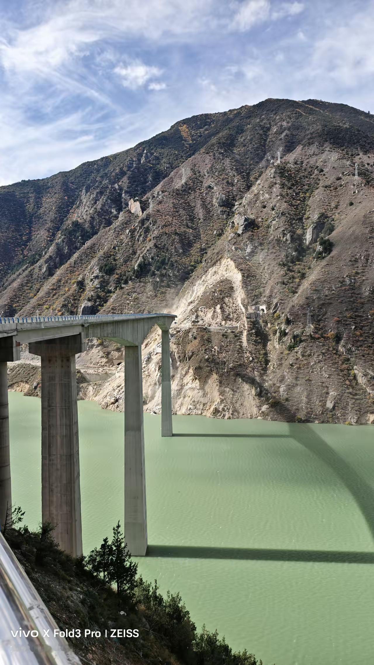 看到四川省压垮的红旗大桥新闻，再对比一看现场，真的是地质堪忧啊。看到合拢大桥