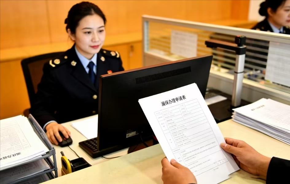 只要是2024年以前退休的职工医保人员都会自动参保长护险，每月医保账户会自动扣费