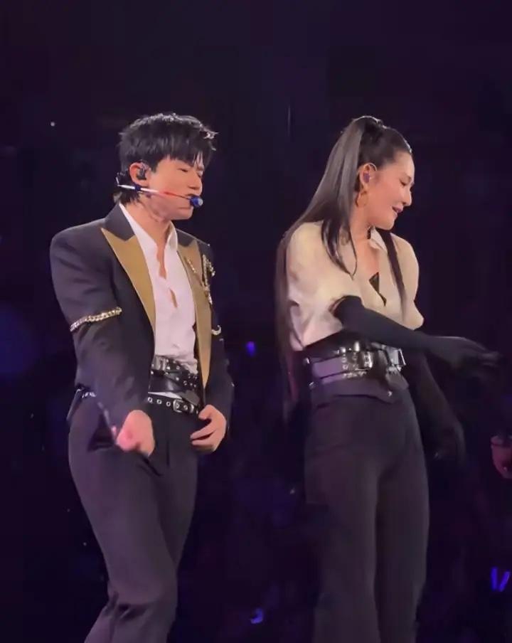 1.徐智胜和女朋友感情很稳定，双方家庭也都认可他们，不过女友的颜值和圈里女明星
