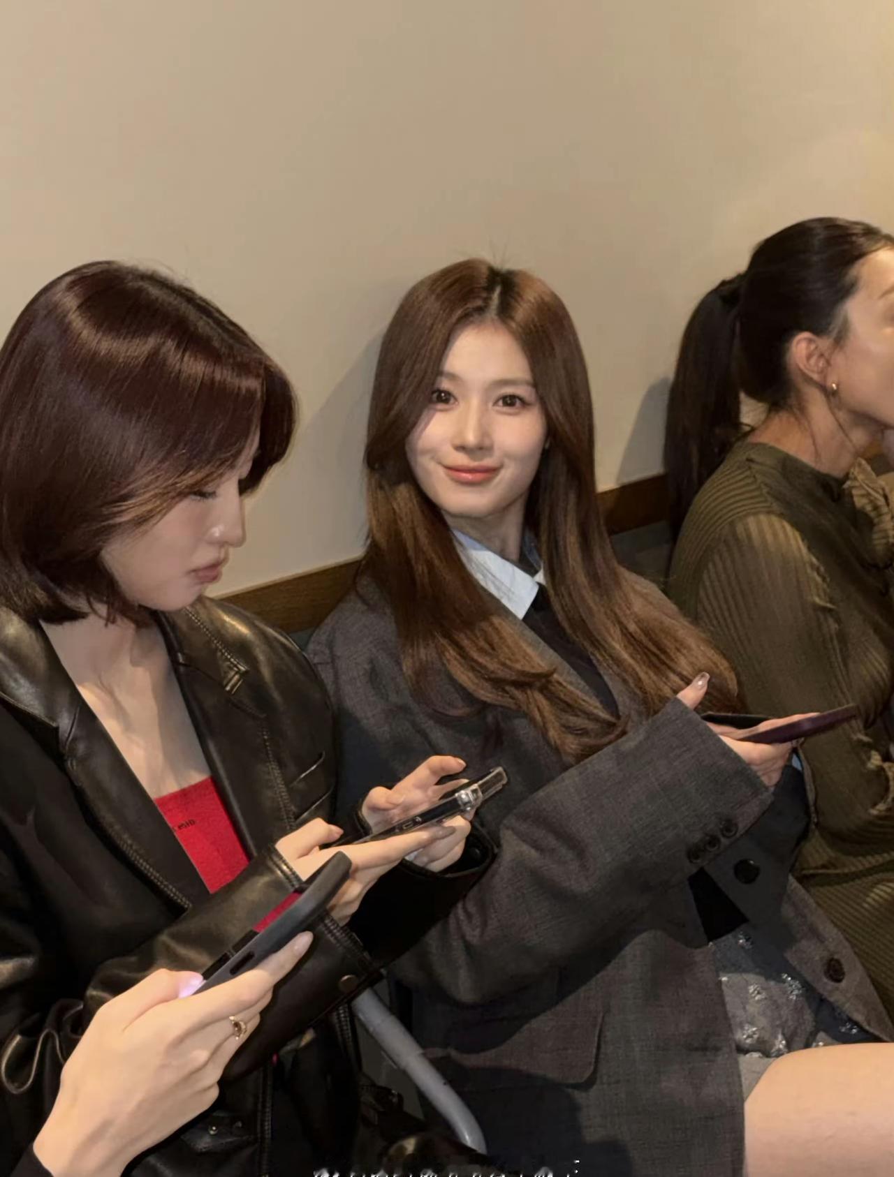 美女扎堆的“手机局”这是把“时尚颜值局”和“手机低头局”融合了吧！左边姐姐皮