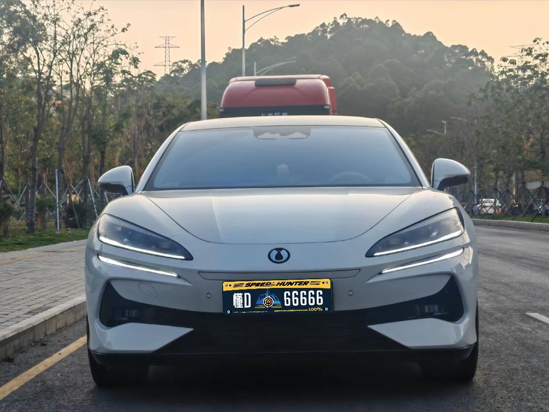 腾势Z9GTDM定位中大型轿车，猎装跑车外观运动感十足，喜欢猎装的人对这种设计