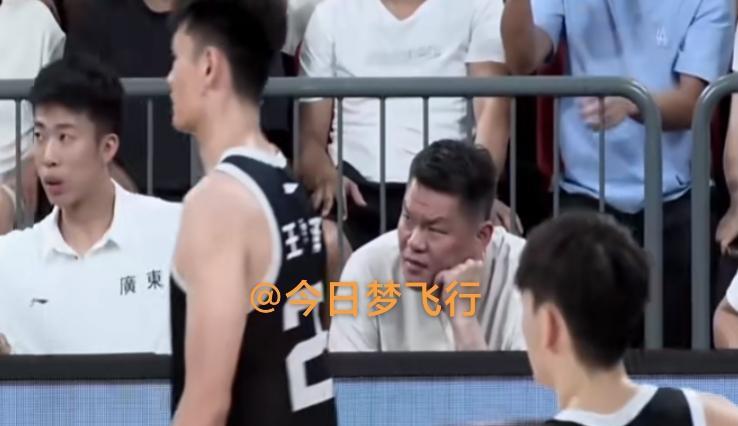 广东队2分险胜美国肯塔基！今晚进行的海口站中美国际篮球明星赛，广东队以79-7