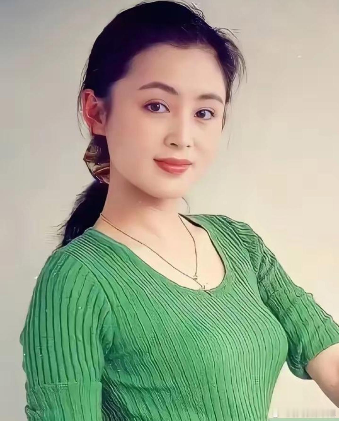 看了陈红年轻时的照片，有点理解陈凯歌当年不顾一切的一见钟情了！​​​