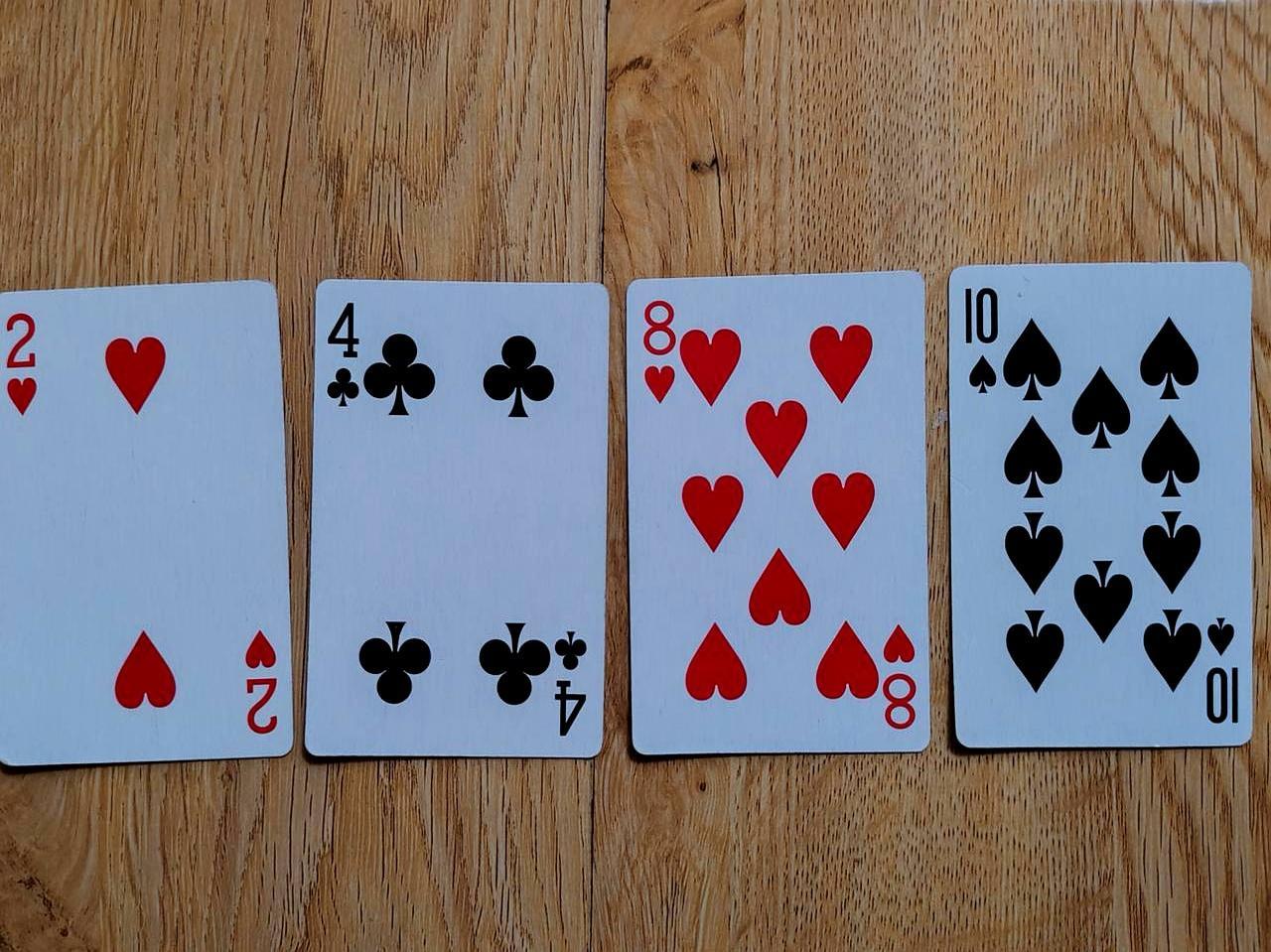 抓起扑克牌砸向茶几，三秒钟逼出亲戚家熊孩子的满头大汗。你别光盯着他们捧手机傻笑。