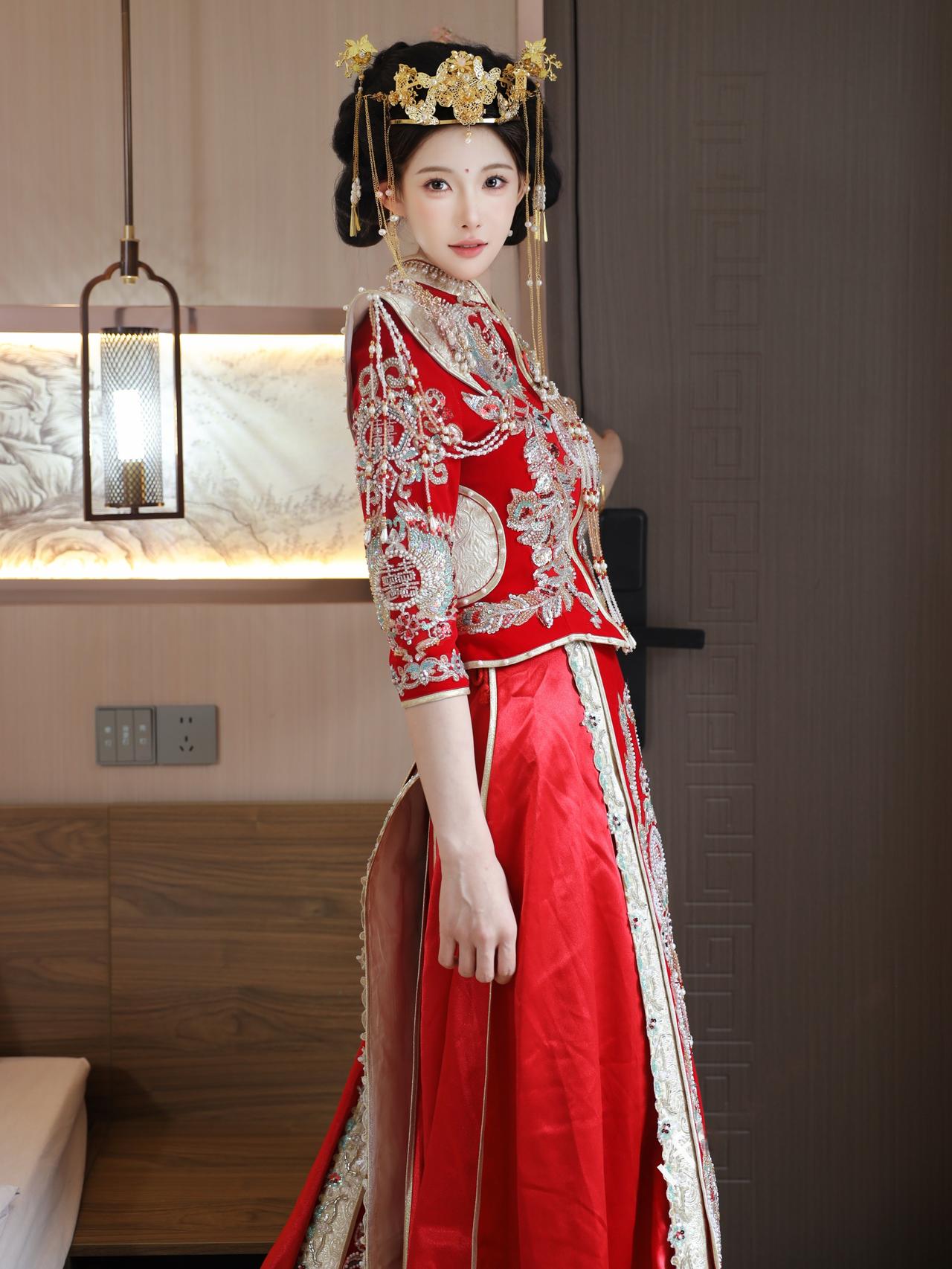 晒图笔记大赛正红裹着金银绣的柔，头饰流苏晃着细闪，是中式喜服里藏的温婉底气🏮